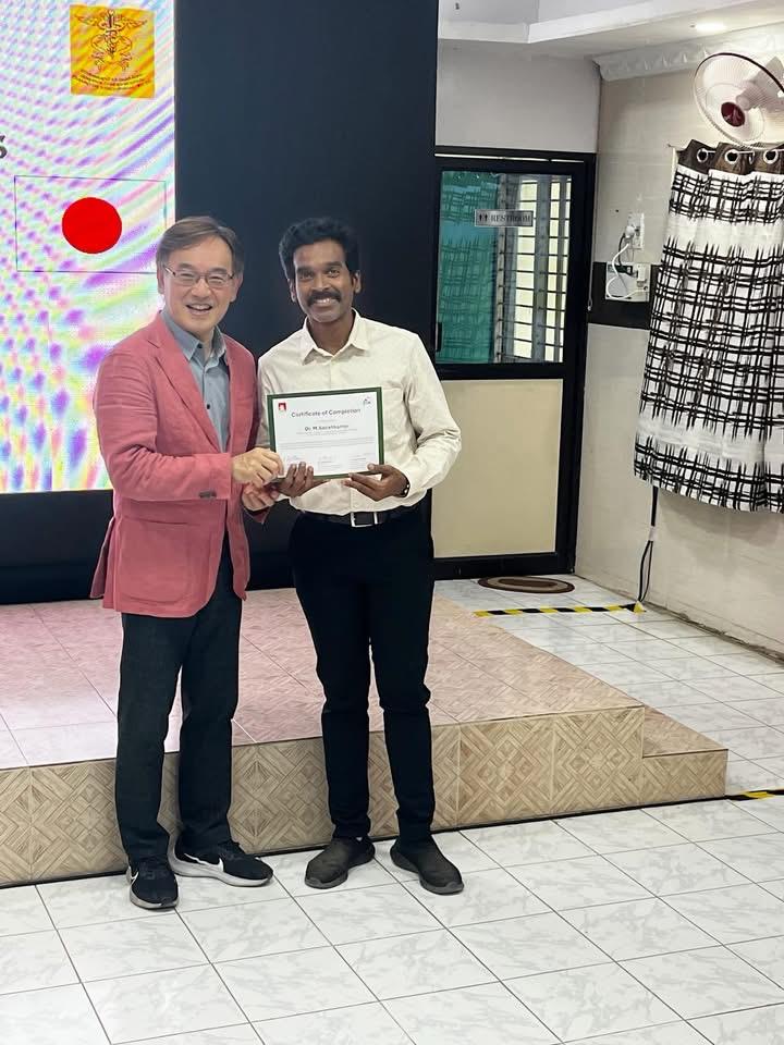 Receiving a memento at TNAScon – Association of Surgeons of India